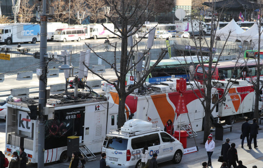 촛불집회 앞두고 이통 3사 통신망 증설  <이 기사는 2016년 12월 02일 18시 00분부터 사용할 수 있습니다.  고객사의 제작 편의를 위해 미리 송고하는 것으로, 그 이전에는 절대로 사용해서는 안됩니다.  엠바고 파기시 전적으로 귀사에 책임이 있습니다.>      (서울=연합뉴스) 임헌정 기자 = 3일 서울 도심에서 열리는 6차 촛불집회를 앞두고 이동통신 3사가 통신망 증설에 나섰다. 서울에서만 주최 측 추산 150만 명 이상이 참가한 지난주와 비교해 기지국 용량을 소폭 늘리고, 장비도 추가로 배치할 예정이다. 사진은 2일 광화문 광장 주변 세종대로에 배치된 이동통신사의 이동형 차량 기지국. 2016.12.2      kane@yna.co.kr  (끝)